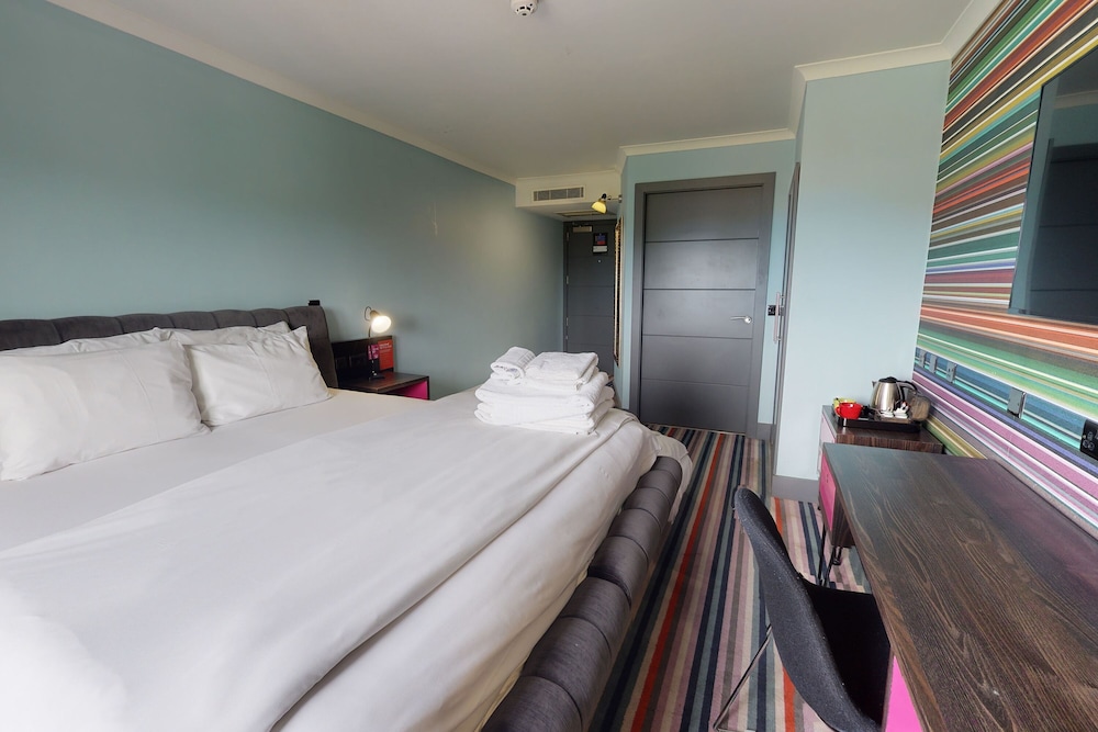 Village Hotel Club Bournemouth 24/81