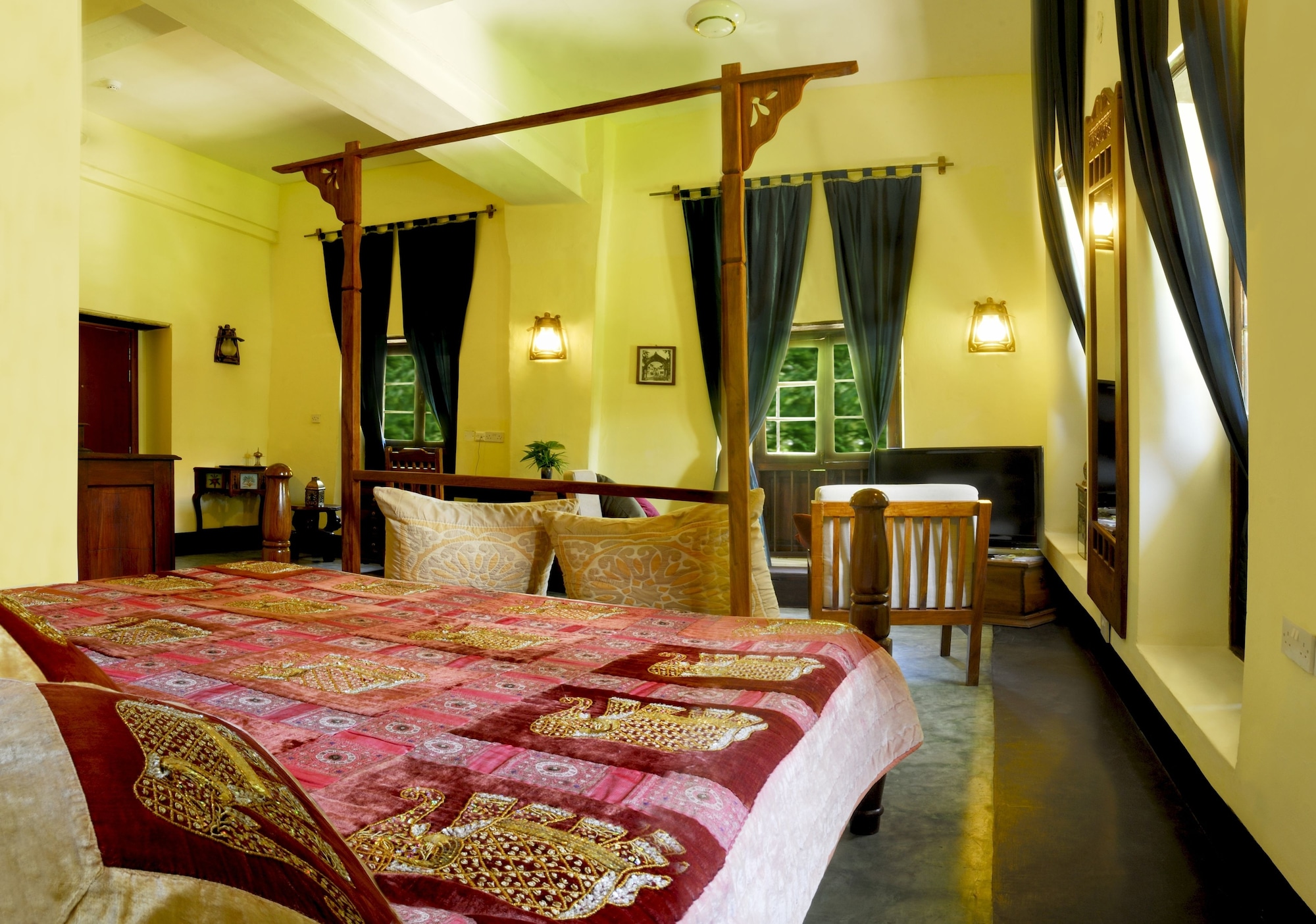 DELUXE ROOM