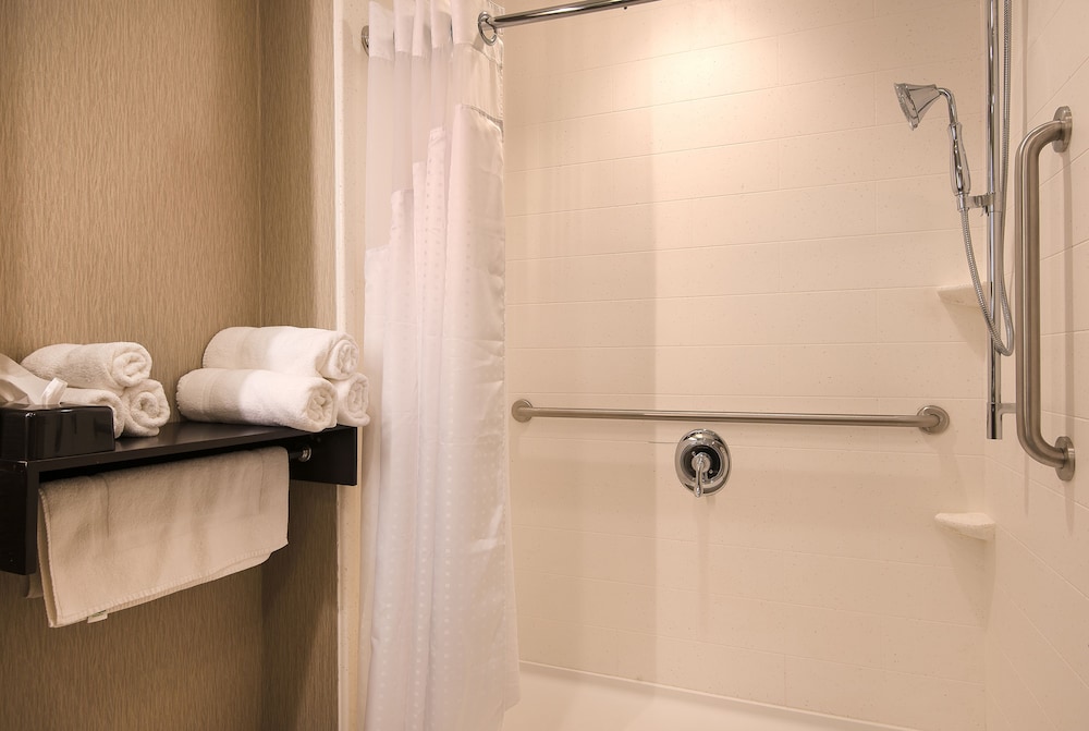 Holiday Inn Express and Suites Norwood Boston Area 38/40