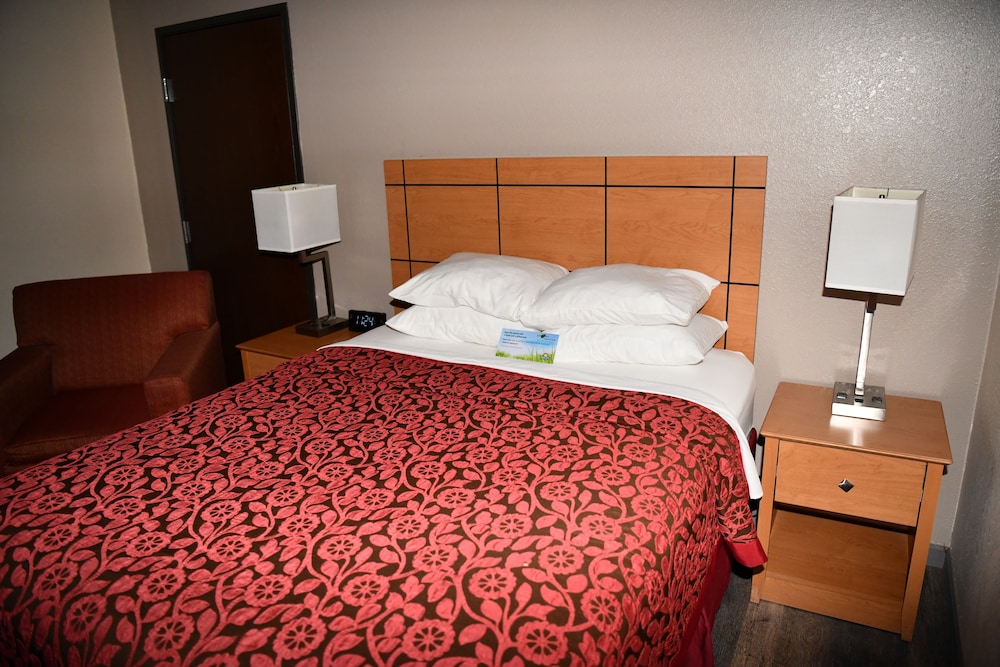 Days Inn & Suites by Wyndham Kaukauna WI 24/58