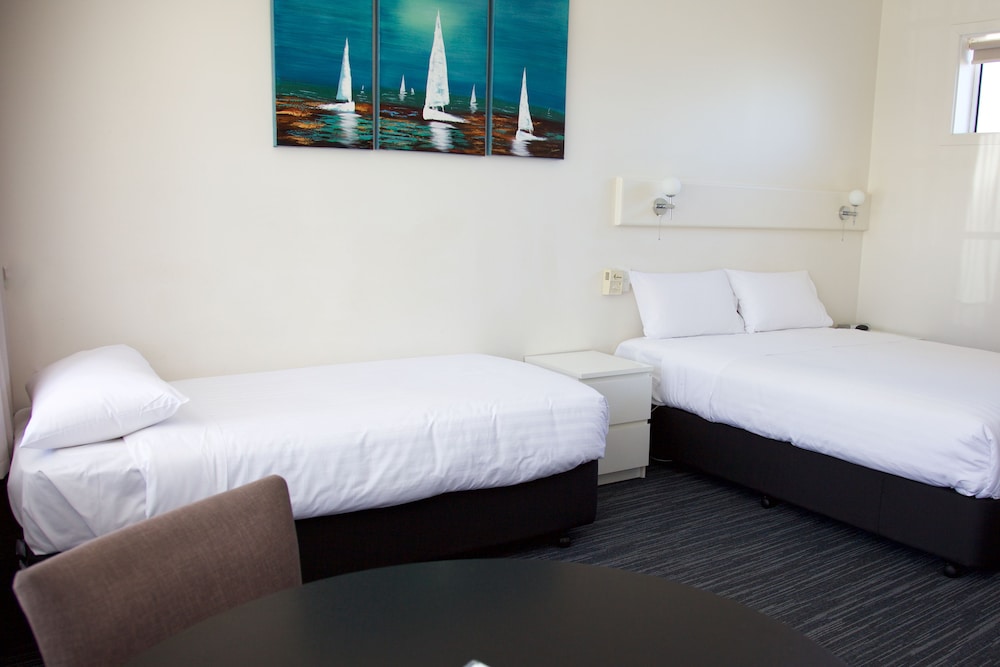 GUICHEN BAY MOTEL 23/54