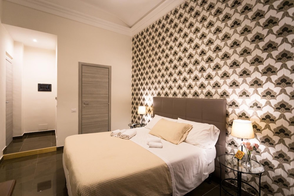 DELUXE, DOUBLE BED