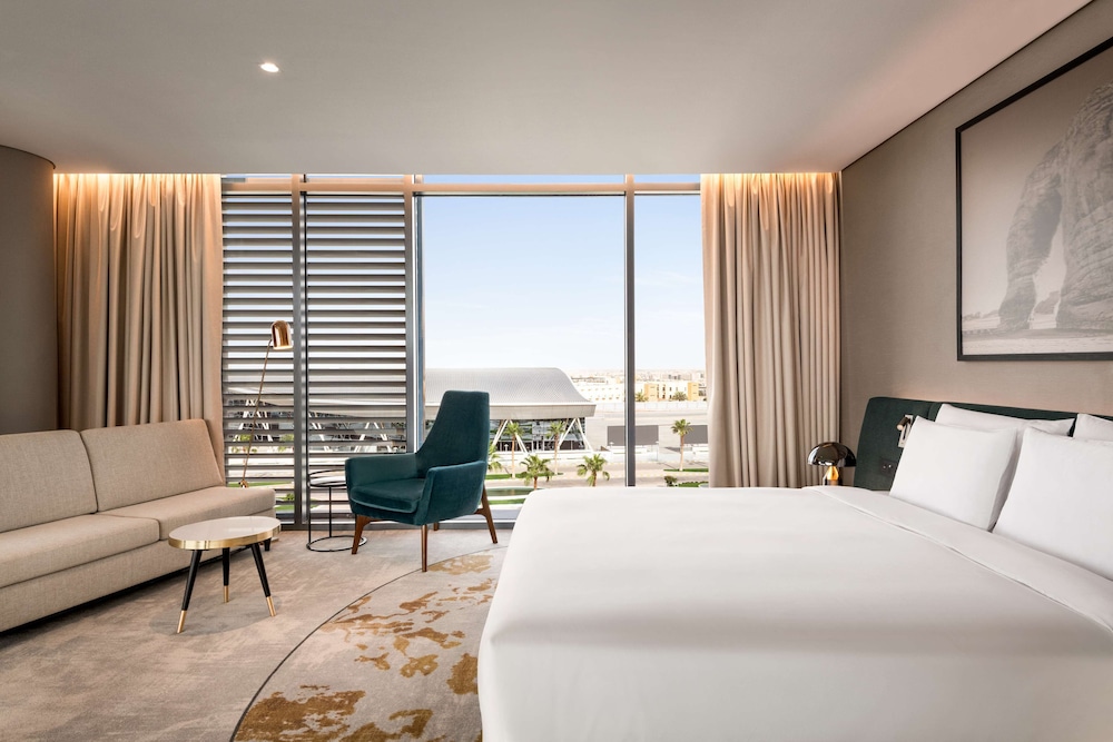 ROYAL, SUITE, BALCONY, LOUNGE ACCESS