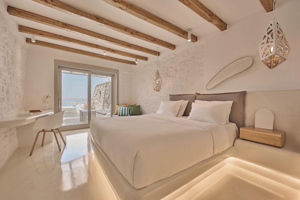 ROMANTIC, STUDIO, SUITE