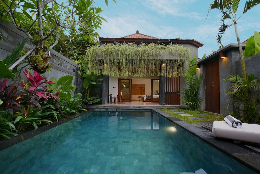 JAPA Suites and Villas 79/91