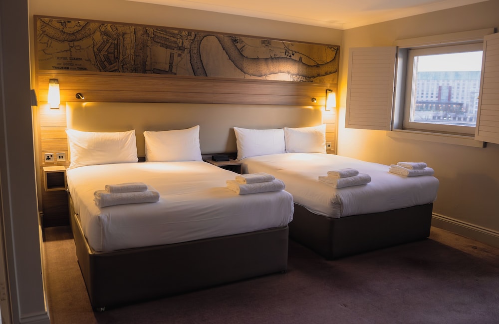 ROOM, 6 BEDS