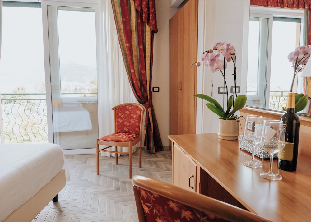 Hotel Flora 24/50
