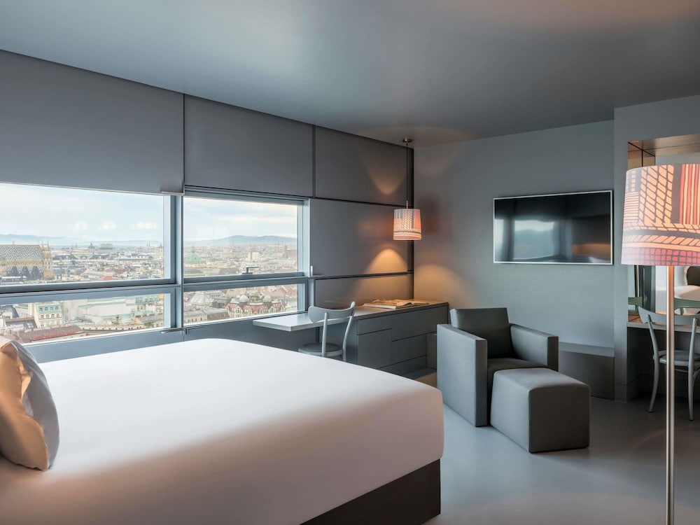 EXECUTIVE, SUITE, KING BED, CATHEDRAL VIEW