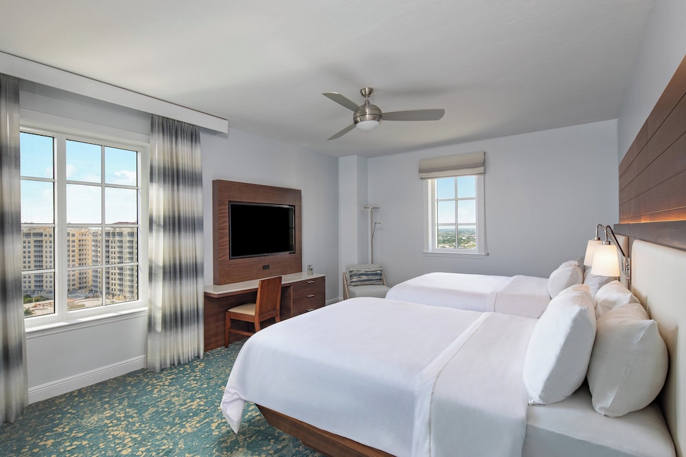 2 Bedrooms, Suite, 1 King and 2 Queen Beds, River View, Balcony