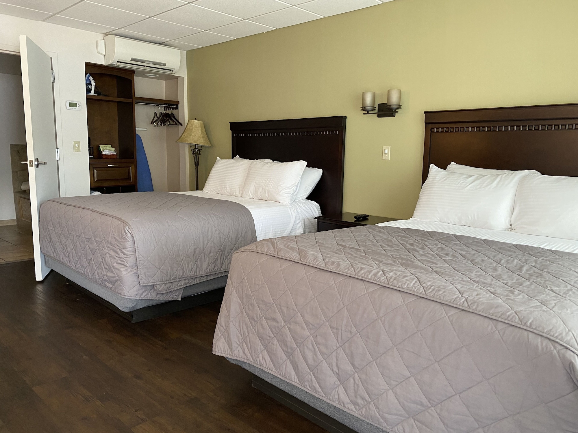 Room, 2 Queen Beds, Lake Front