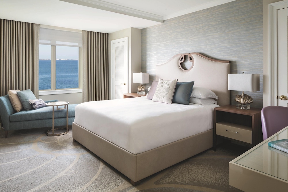 1 Bedroom, King Bed, Bay View, Sofa, Balcony, Accessible