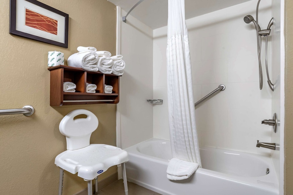 Comfort Inn & Suites Leeds I-20 17/18