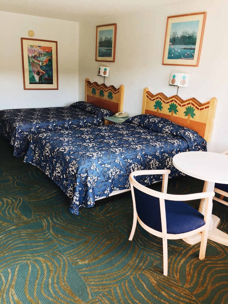 Ambassador Inn 13/32