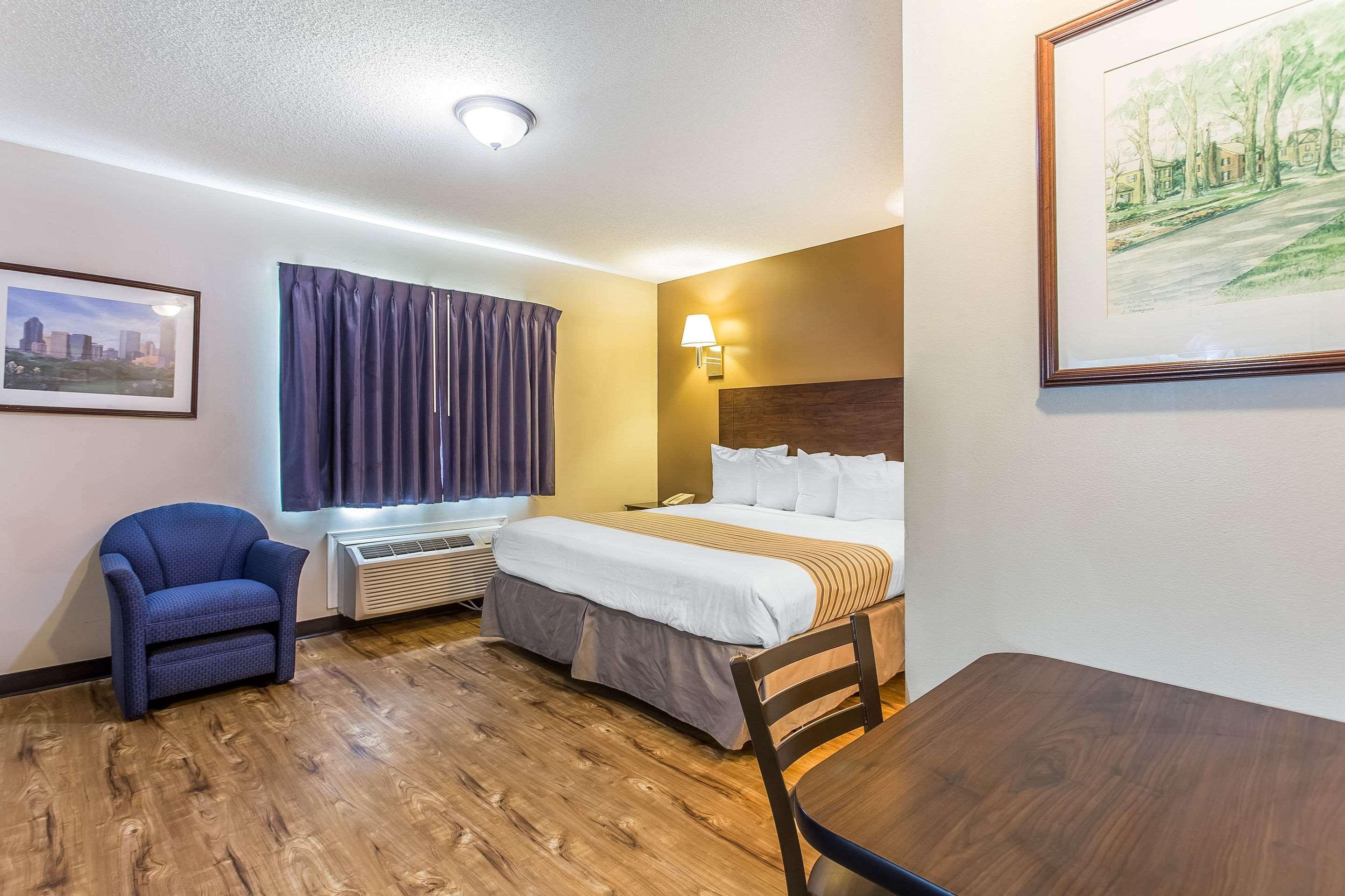 EFFICIENCY, QUEEN BED, ACCESSIBLE