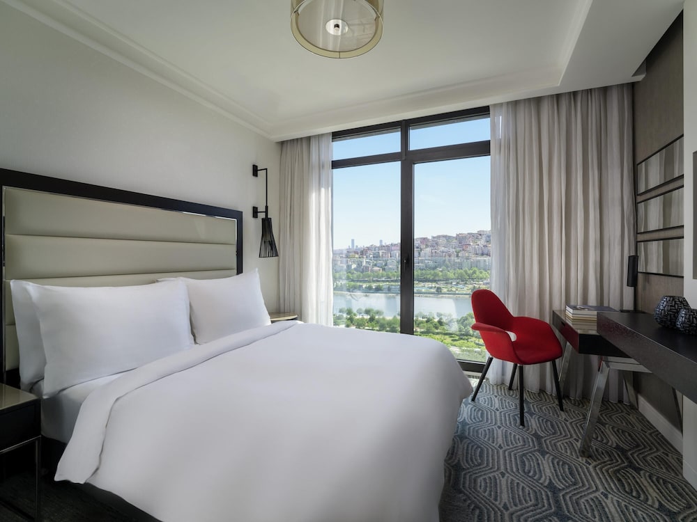 SUPERIOR, QUEEN BED, SEA VIEW