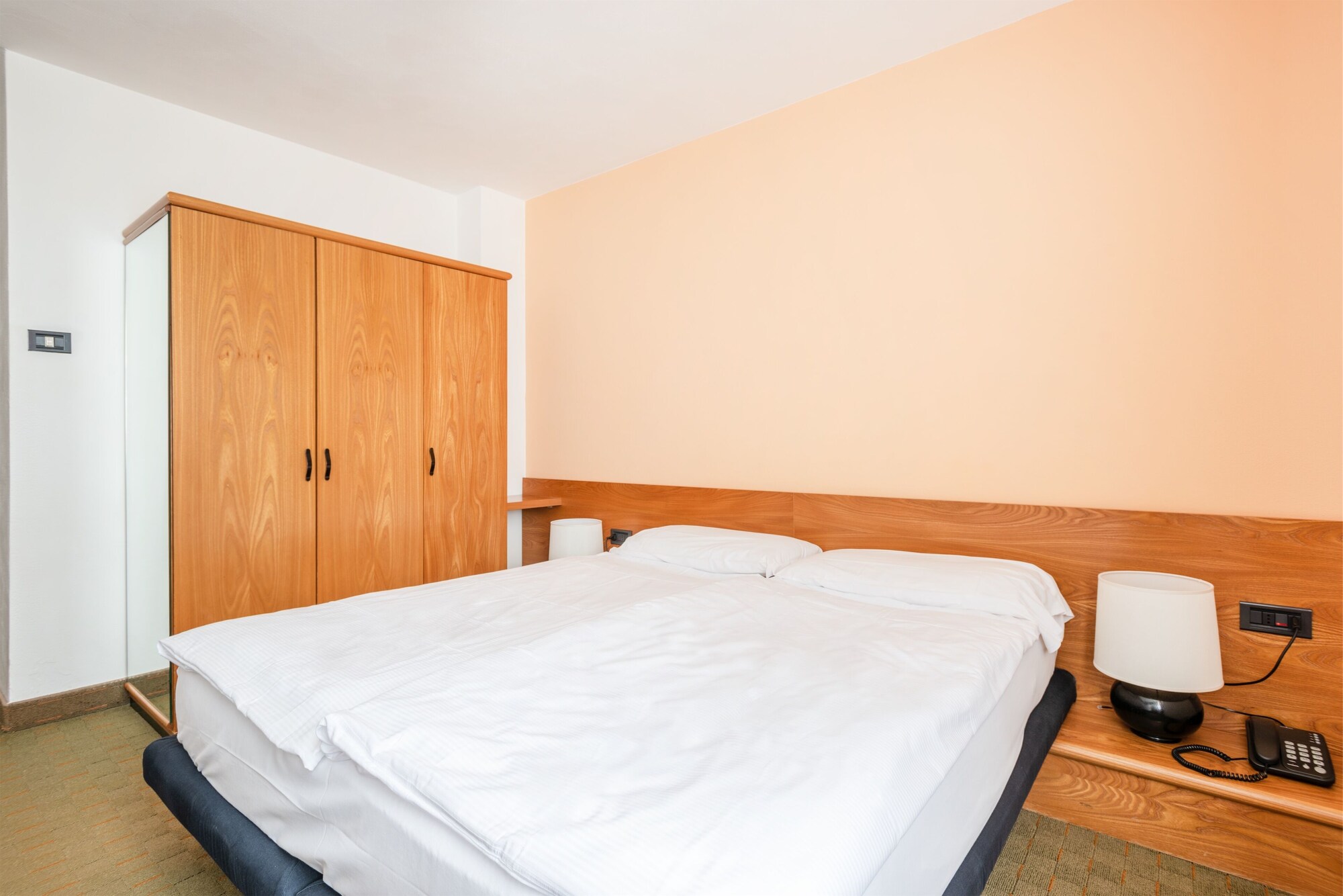غرفة اقتصادية بسرير مزدوج، Alpina Hotel 4/7