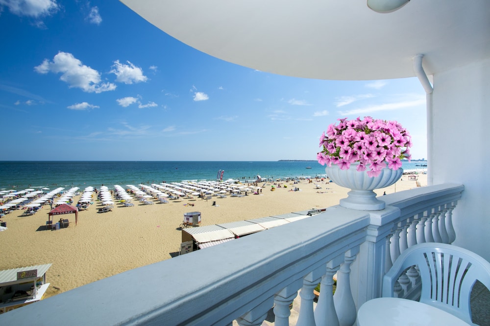 Chaika Beach Resort 44/50