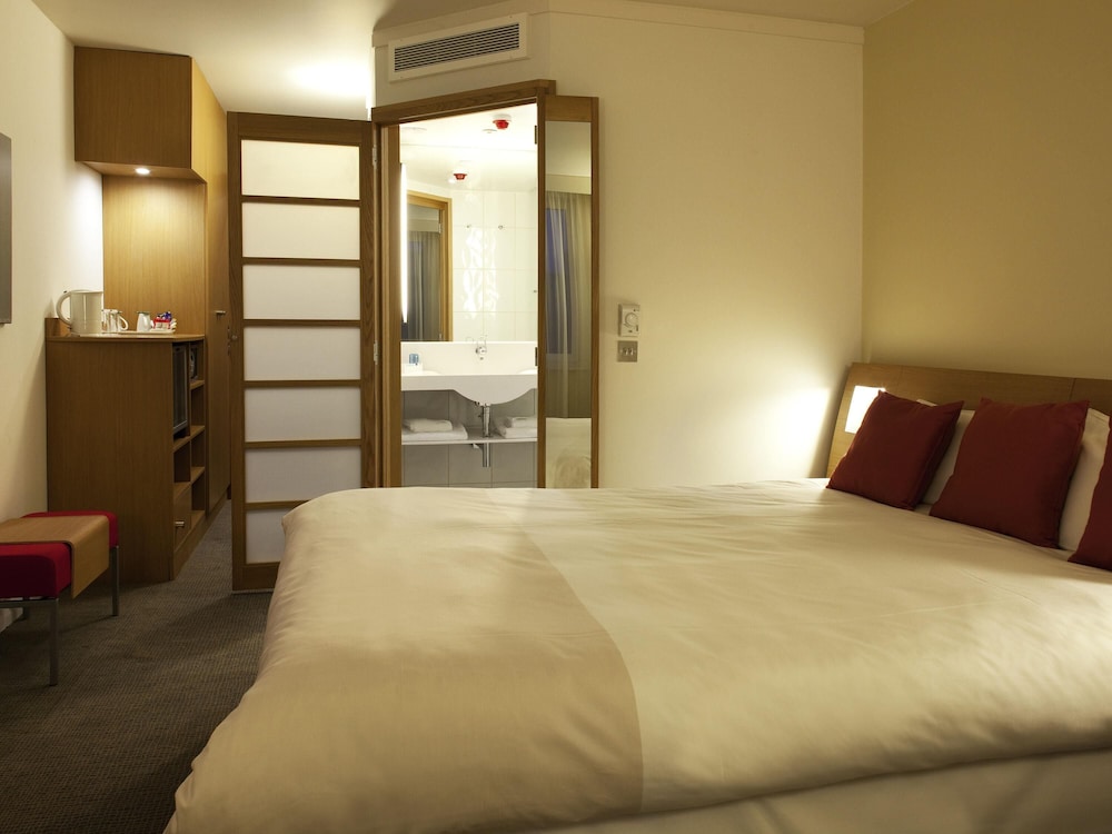 غرفة سوبيريور بسرير كوين مع أريكة، Novotel Liverpool Centre 3/7