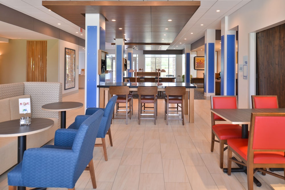 Holiday Inn Express & Suites OMAHA AIRPORT 52/64
