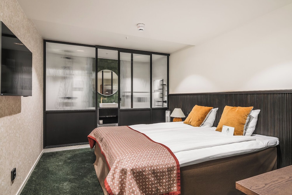 Comfort, Queen Bed, No Window