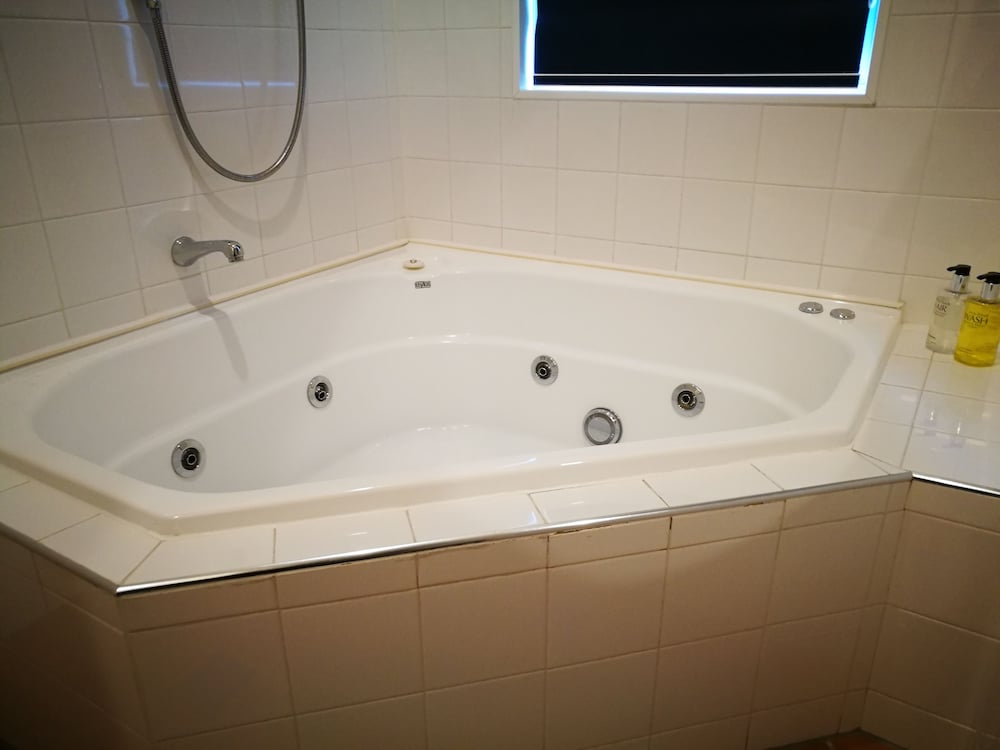 1 BEDROOM, SUITE, BATHTUB