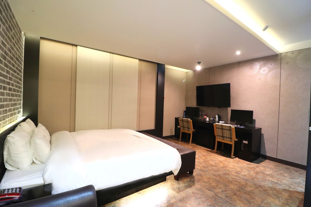 Airport Hotel 17/43