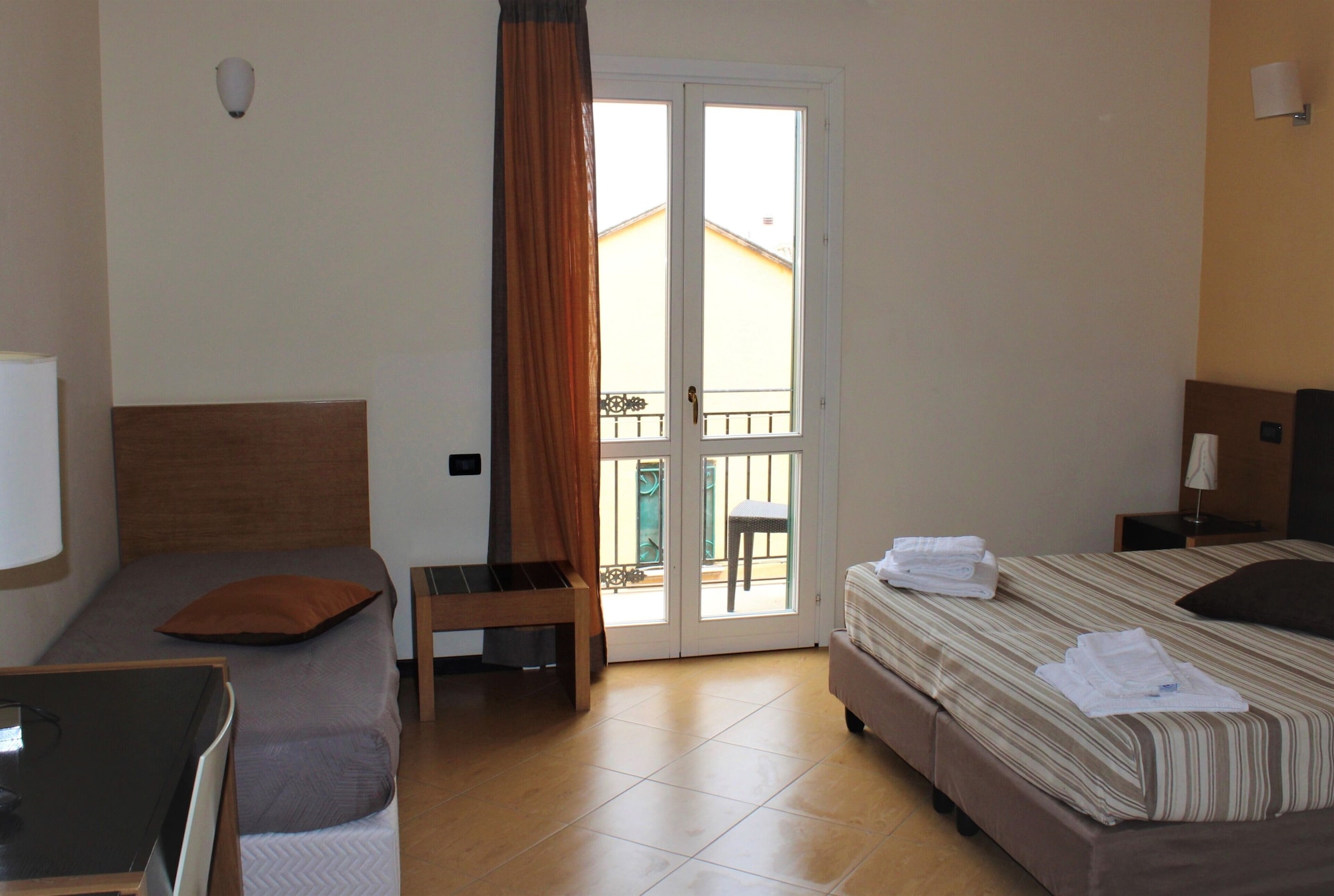 ROOM, TRIPLE