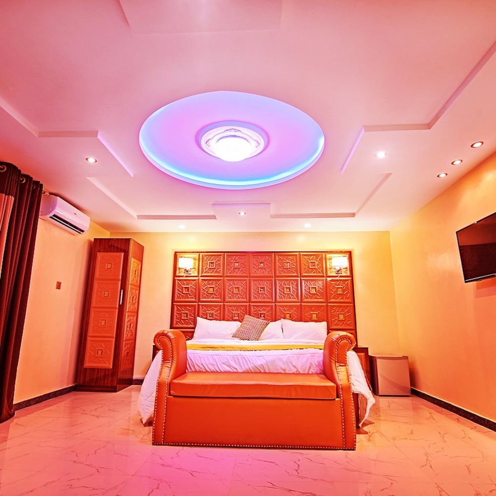 Double M Exquisite Suites And Lounge 10/29