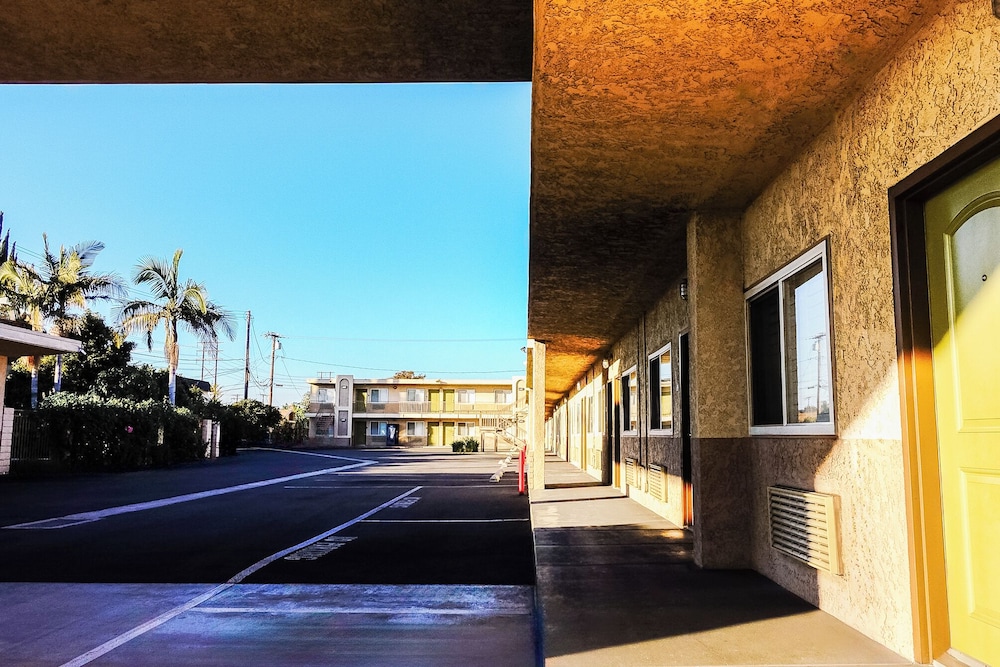 Tropic Lodge 26/50