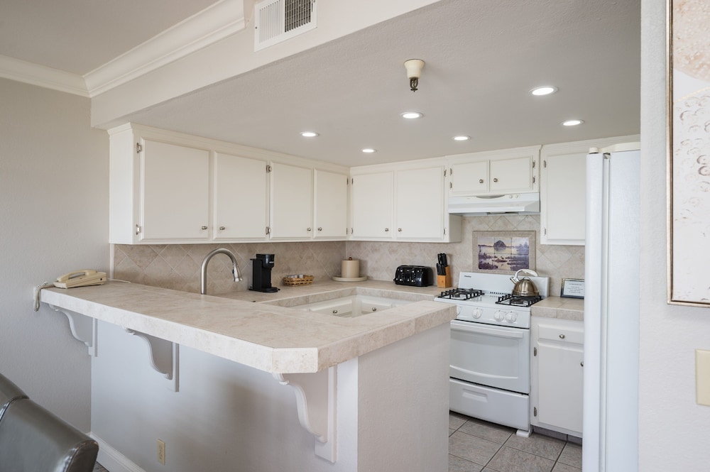 456 Embarcadero Inn Suites 11/77