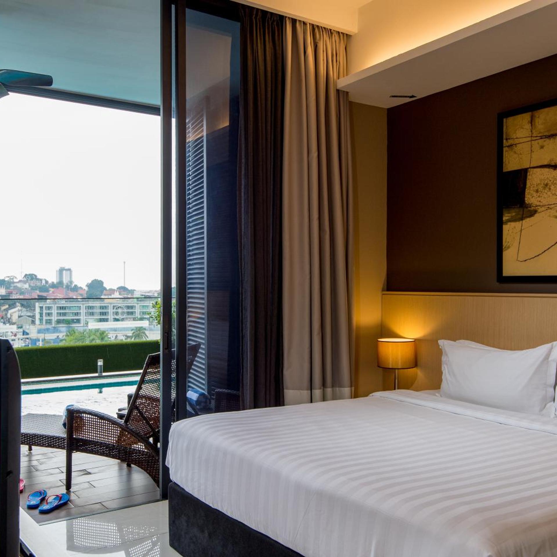 Heritage, Suite, King Bed, Pool Side