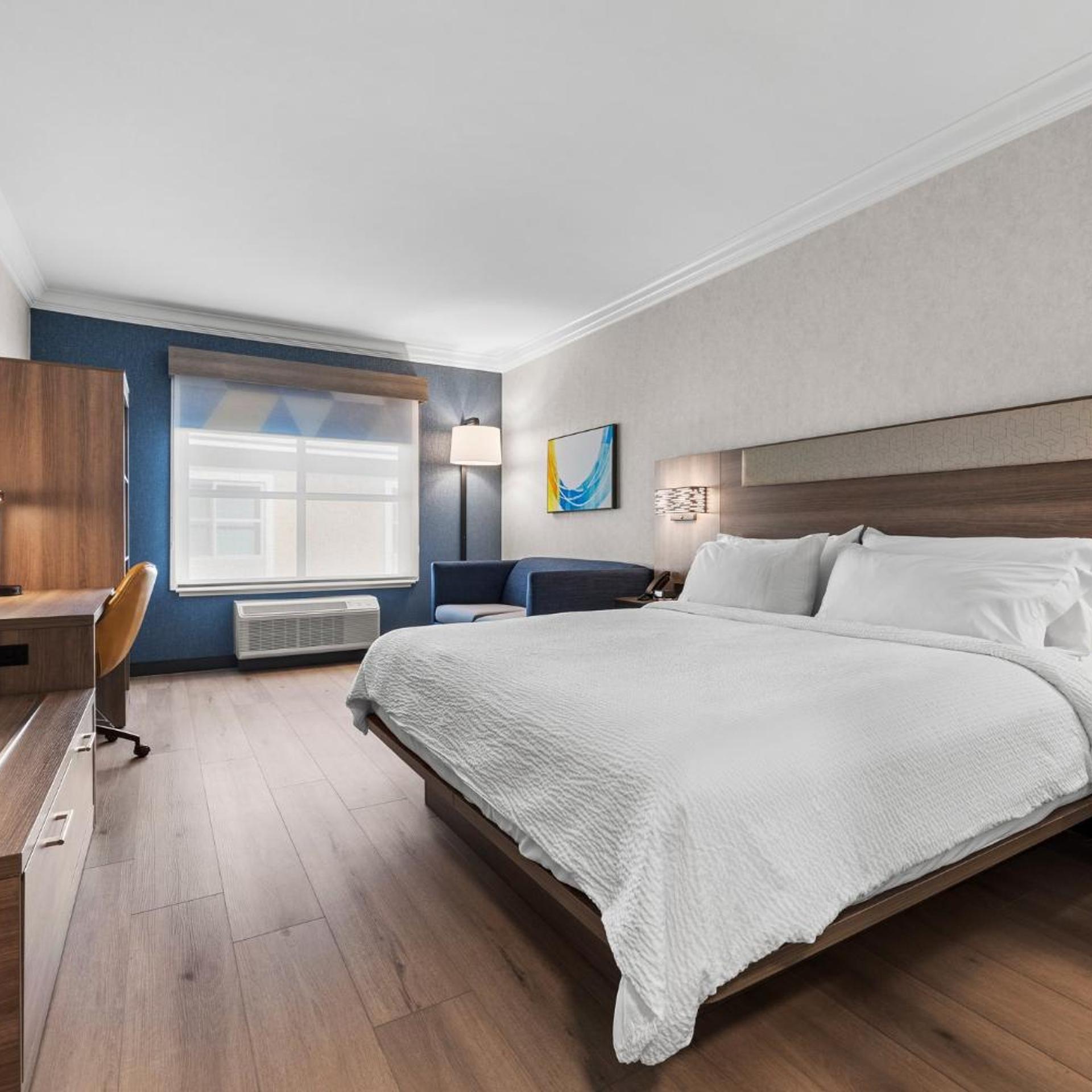Essential, King Bed, Courtyard View