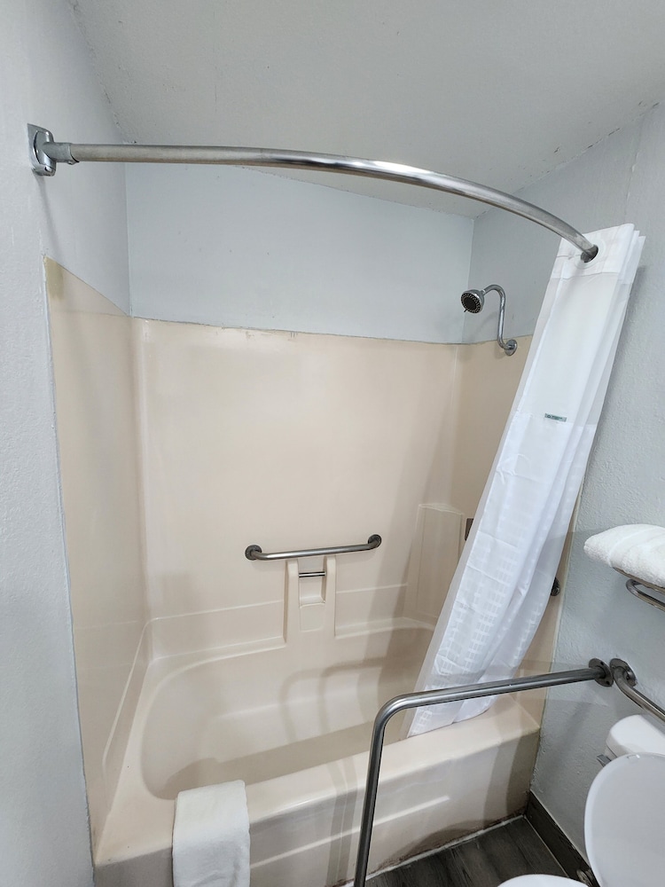Super 8 By Wyndham Shreveport 27/28