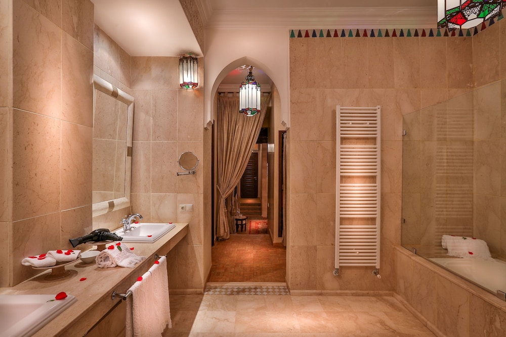 ROYAL, SUITE