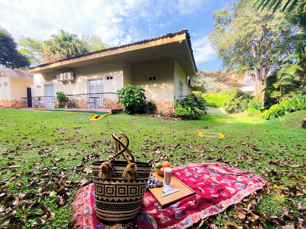 Casa Santa Monica Pance 65/67