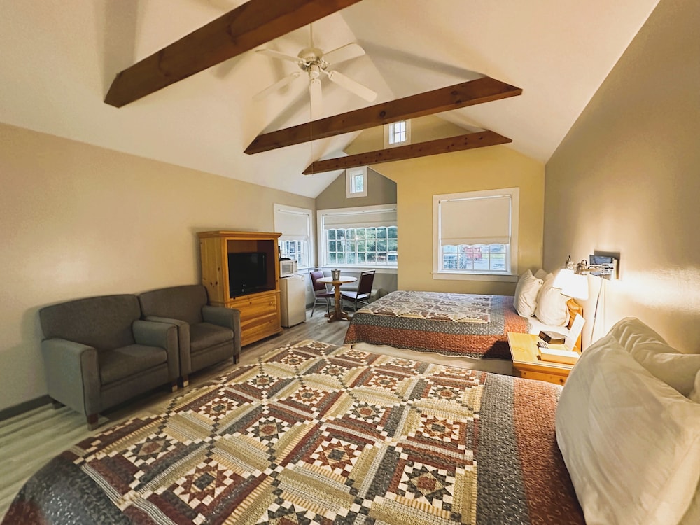 Spruce Lane Lodge & Cottages 20/35