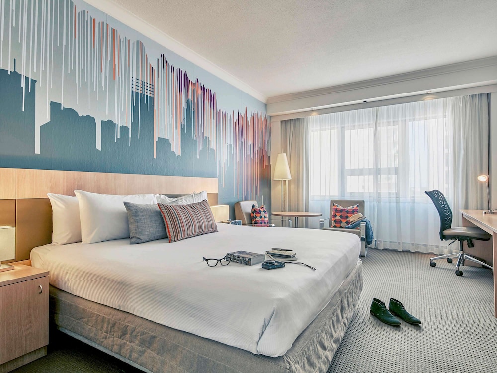 PRIVILEGE, QUEEN BED