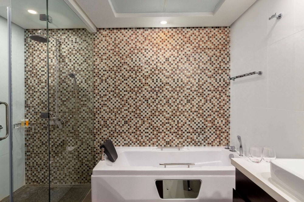 Ramada Hotel & Suites by Wyndham Amwaj Islands Manama 11/61