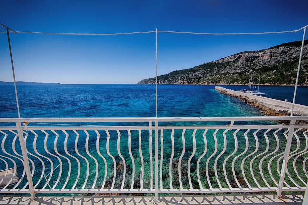 Mira Seafront Guesthouse 31/46