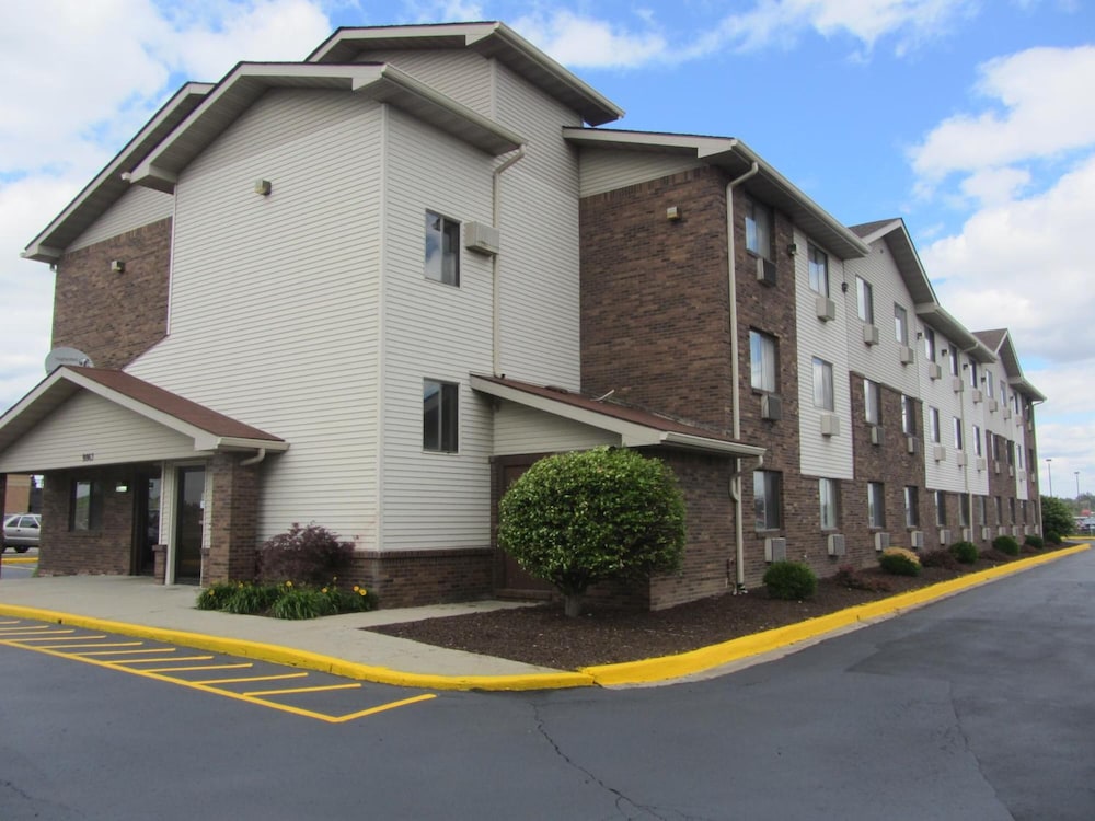 American Inn & Suites Metro Airport 23/27