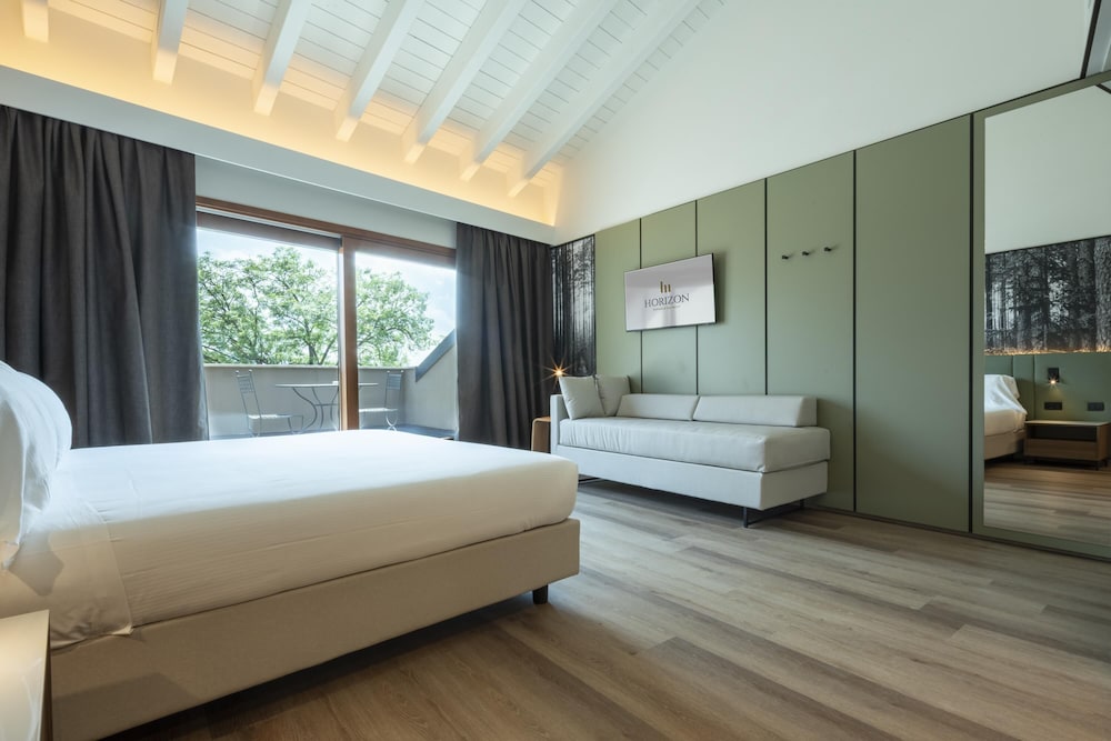 Superior, 1 Queen and 1 Single Bed, Pool Access