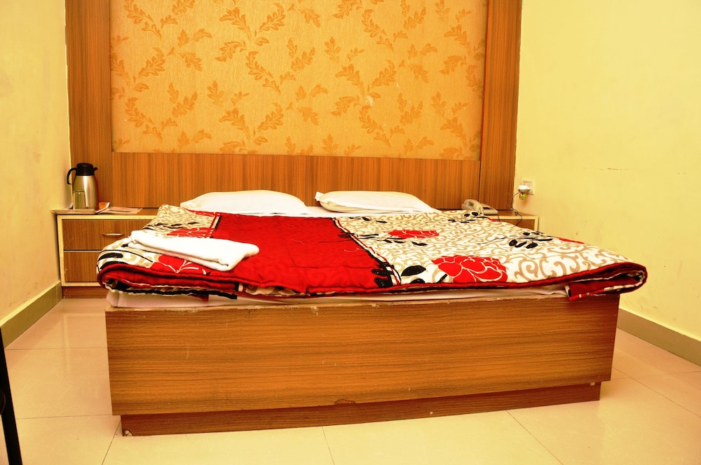 HOTEL SUDARSHAN PALACE 38/48