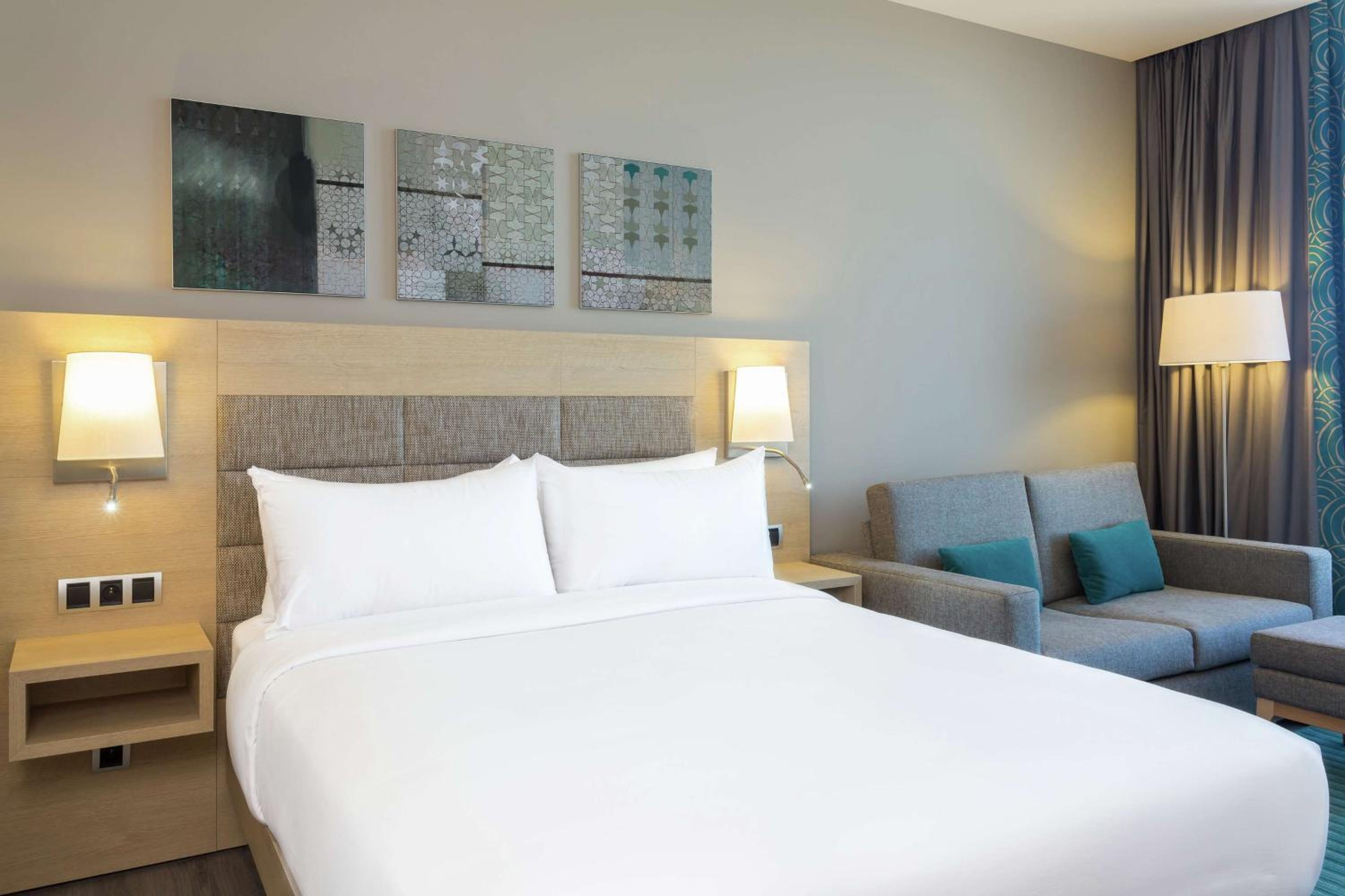 غرفة عائلية بسرير كوين بإطلالة على البحر مع أريكة، Hilton Garden Inn Tanger City Center 4/7