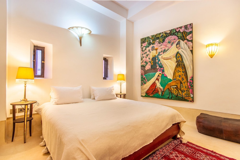 SUITE, QUEEN BED