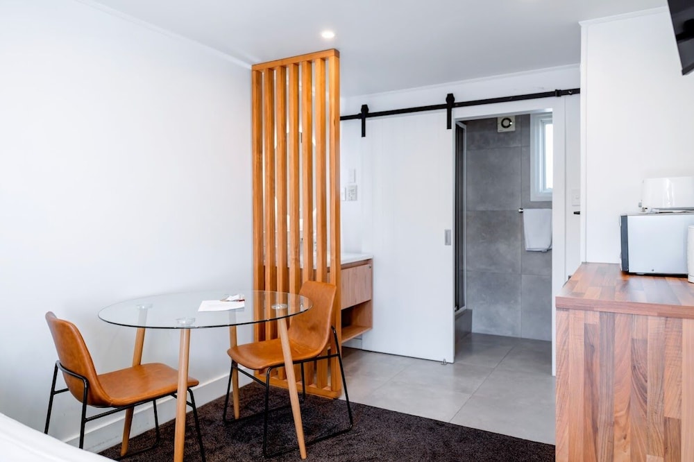 MERIVALE COURT MOTEL 26/30