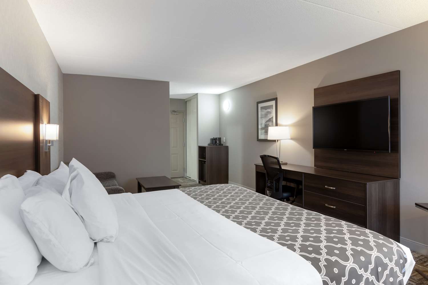 غرفة بسرير كينج مع أريكة، Best Western Milton 2/4
