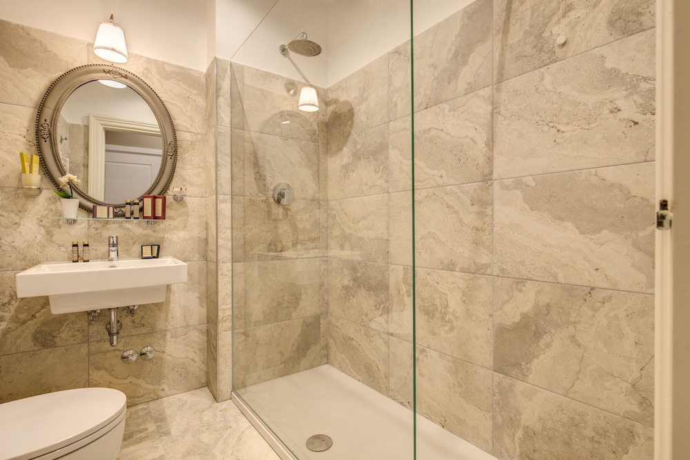 Charme Spagna Boutique Hotel 66/77