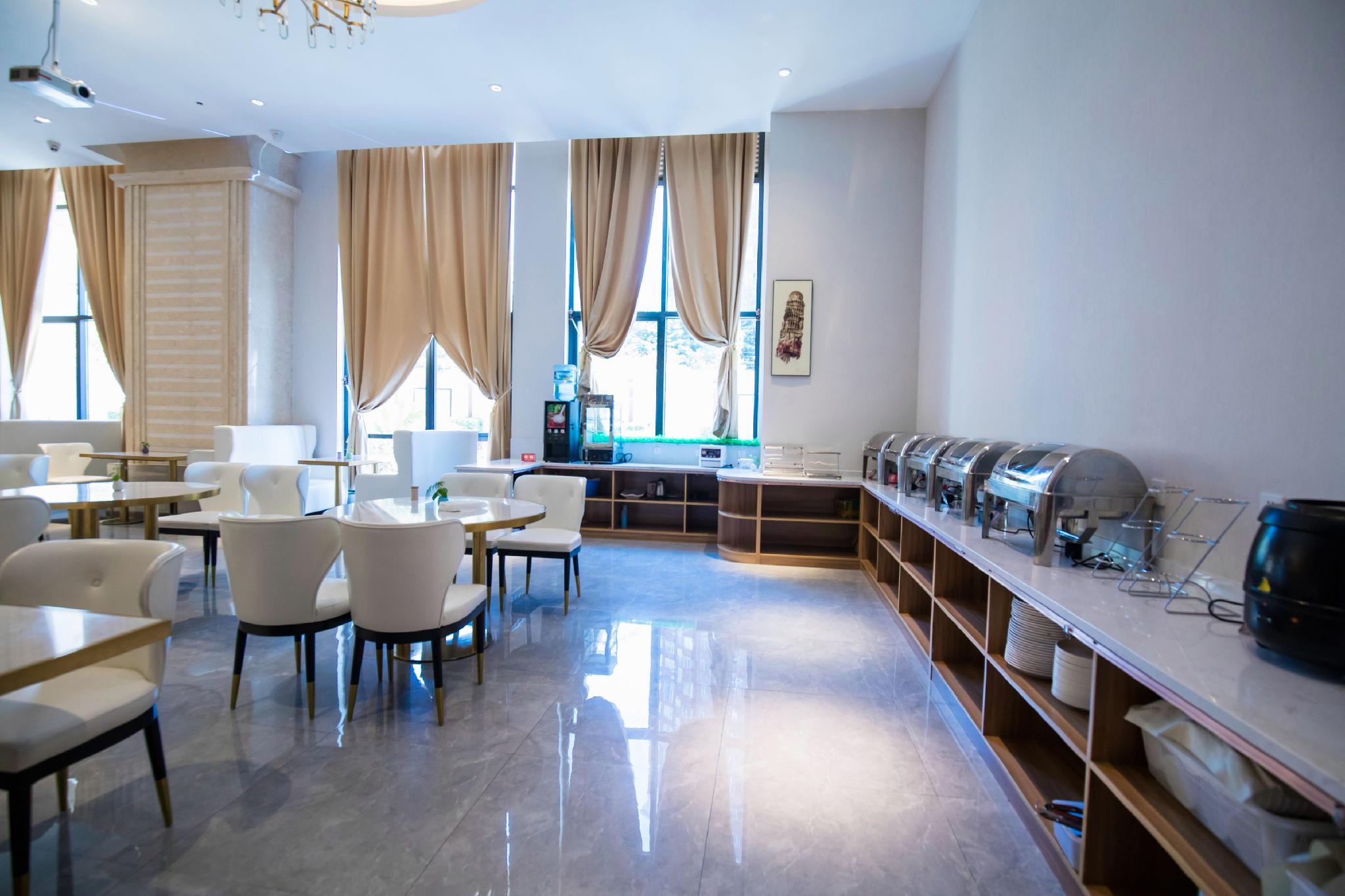 Vienna International Hotel (Shanghai Hongqiao National Exhibition and Convention Center Caobao Road) 43/47