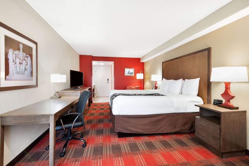 La Quinta Inn & Suites by Wyndham DC Metro Capital Beltway 15/55