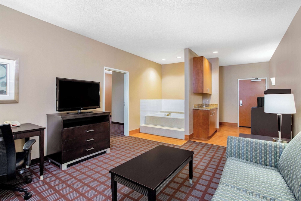 Spark by Hilton Plainfield Indianapolis Airport 34/43